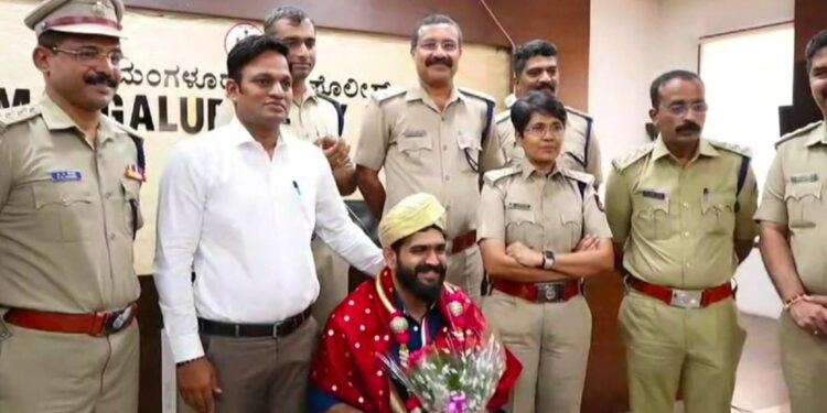 ಮಂಗಳೂರು ಪೊಲೀಸ್ ಆಯುಕ್ತರ ಕಚೇರಿಗೆ ಭೇಟಿ ನೀಡಿದ ಬಿಗ್ ಬಾಸ್ ವಿನ್ನರ್ ರೂಪೇಶ್ ಶೆಟ್ಟಿ : ಗೌರವಾರ್ಪಣೆ