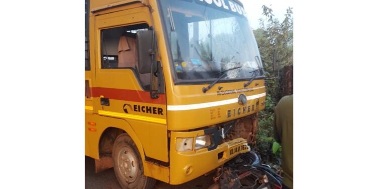 ಮಂಜೇಶ್ವರ: ಶಾಲಾ ವಾಹನಕ್ಕೆ ಬೈಕ್ ಡಿಕ್ಕಿ : ಸ್ಥಳದಲ್ಲೇ ಇಬ್ಬರು ವಿದ್ಯಾರ್ಥಿಗಳು ಮೃತ್ಯು..!!