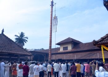 ವಿಟ್ಲ: ಶ್ರೀ ಪಂಚಲಿಂಗೇಶ್ವರ ದೇವಸ್ಥಾನದ ಕಾಲಾವಧಿ ಜಾತ್ರೋತ್ಸವ : ಧ್ವಜಾರೋಹಣ ; ವಿಟ್ಲ ಗ್ರಾ.ಸ. ಬ್ಯಾಂ. ವತಿಯಿಂದ ನಿರ್ಮಿಸಲಾದ ಹೂತೋಟ ಲೋಕಾರ್ಪಣೆ