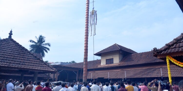 ವಿಟ್ಲ: ಶ್ರೀ ಪಂಚಲಿಂಗೇಶ್ವರ ದೇವಸ್ಥಾನದ ಕಾಲಾವಧಿ ಜಾತ್ರೋತ್ಸವ : ಧ್ವಜಾರೋಹಣ ; ವಿಟ್ಲ ಗ್ರಾ.ಸ. ಬ್ಯಾಂ. ವತಿಯಿಂದ ನಿರ್ಮಿಸಲಾದ ಹೂತೋಟ ಲೋಕಾರ್ಪಣೆ