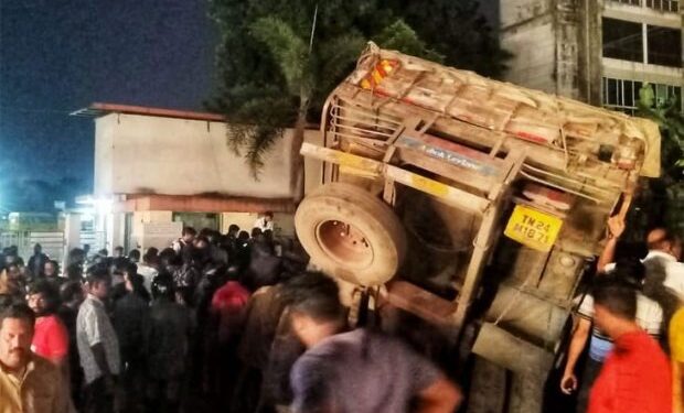 ಮಂಗಳೂರು: ಟ್ರಕ್ ಪಲ್ಟಿ : ಇಬ್ಬರ ರಕ್ಷಣೆ