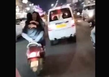 ನಡುರೋಡ್ ನಲ್ಲಿ ರೋಮ್ಯಾನ್ಸ್ : ದ್ವಿಚಕ್ರ ವಾಹನ ಸಹಿತ, ಯುವಕ ಪೊಲೀಸ್ ವಶಕ್ಕೆ..!!