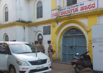 ಹಾಸನ ಕಾರಾಗೃಹದ ಮೇಲೆ ಪೊಲೀಸರಿಂದ ದಾಳಿ : ಮೊಬೈಲ್ ಫೋನ್, ಗಾಂಜಾ ಪತ್ತೆ