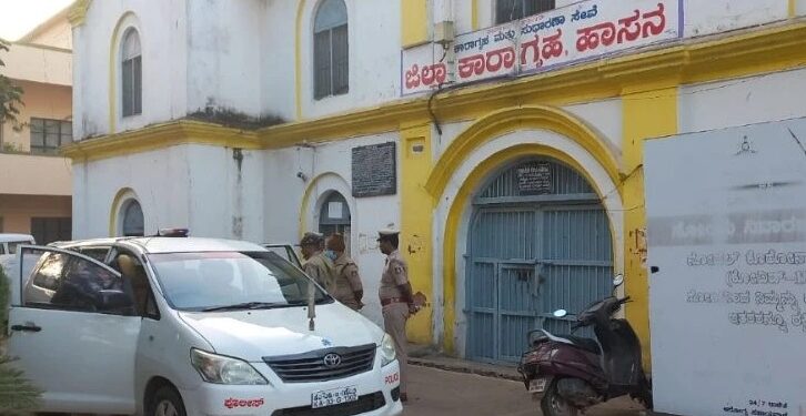 ಹಾಸನ ಕಾರಾಗೃಹದ ಮೇಲೆ ಪೊಲೀಸರಿಂದ ದಾಳಿ : ಮೊಬೈಲ್ ಫೋನ್, ಗಾಂಜಾ ಪತ್ತೆ