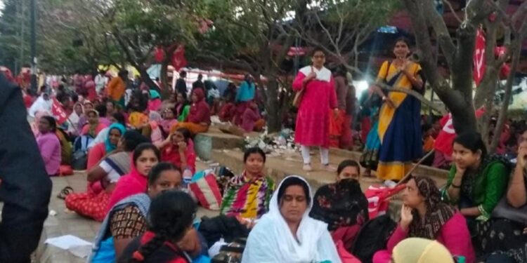 ಮುಂದುವರಿದ ಅಂಗನವಾಡಿ ಕಾರ್ಯಕರ್ತೆ, ಸಹಾಯಕಿಯರ ಪ್ರತಿಭಟನೆ : ಬೇಡಿಕೆ ಈಡೇರಿಸುತ್ತಾ ಸರ್ಕಾರ..!!??