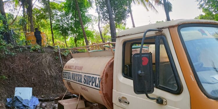 ಕೊಡಿಪ್ಪಾಡಿ: ಕುಡಿಯಲು ನೀರು ಸರಬರಾಜಗದೆ ಸಂಕಷ್ಟದಲ್ಲಿ ಕಲ್ಲಂದಡ್ಕ ನಿವಾಸಿಗಳು ; ಟ್ಯಾಂಕರ್ ಮೂಲಕ ಮನೆಗಳಿಗೆ ನೀರು ಪೂರೈಸಿದ ಅಶೋಕ್ ಕುಮಾರ್ ರೈ ಕೋಡಿಂಬಾಡಿ