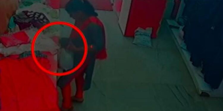 ಪುತ್ತೂರು: ಗ್ರಾಹಕರ ಸೋಗಿನಲ್ಲಿ ಬಟ್ಟೆ ಮಳಿಗೆಗೆ ಆಗಮಿಸಿದ ಮಹಿಳೆಯಿಂದ ಬಟ್ಟೆ ಕಳವು : ವೀಡಿಯೋ ವೈರಲ್