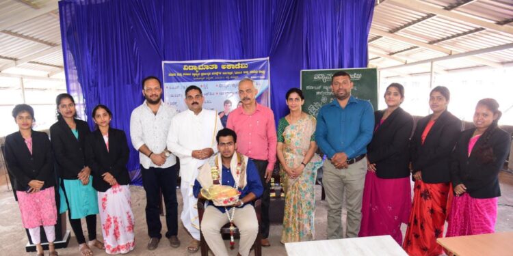 ಕರ್ನಾಟಕ ಬ್ಯಾಂಕ್ ನೇಮಕಾತಿಯಲ್ಲಿ ಆಯ್ಕೆಯಾಗಿರುವ ‘ವಿದ್ಯಾಮಾತಾ ಅಕಾಡೆಮಿ’ಯ ವಿದ್ಯಾರ್ಥಿ ಸುಳ್ಯದ ನಿರಂಜನ್ ಜೆ.ರವರಿಗೆ ಸನ್ಮಾನ