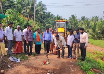 ಕೂಡೂರು ರಸ್ತೆ ಅಭಿವೃದ್ಧಿ ಕಾಮಗಾರಿಗೆ ಚಾಲನೆ : ಅಮೃತ ನಗರೋತ್ಥಾನದಡಿ 20 ಲಕ್ಷ ರೂ. ವೆಚ್ಚದಲ್ಲಿ ಸಿದ್ಧಗೊಳ್ಳಲಿದೆ ನೂತನ ರಸ್ತೆ