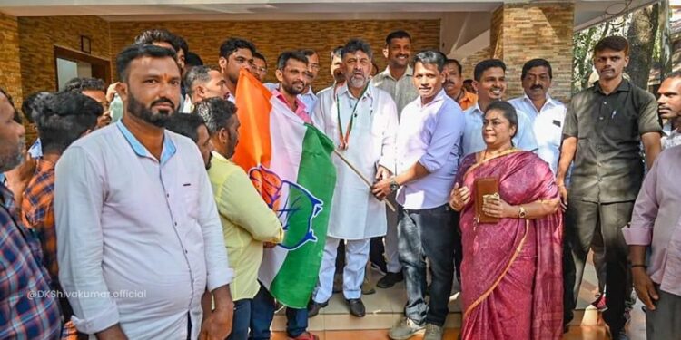 ವಿಟ್ಲ: ಬಿಜೆಪಿ 11ನೇ ವಾರ್ಡ್ ಅಧ್ಯಕ್ಷ, ಆರ್.ಎಸ್. ಎಸ್. ಮುಖಂಡರ ಹತ್ತಿರದ ಸಂಬಂಧಿ ಸಹಿತ ಹಲವು ಪ್ರಮುಖರು ಕಾಂಗ್ರೆಸ್ ಸೇರ್ಪಡೆ.!!!