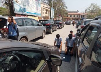 ಮಂಗಳೂರು: ರಸ್ತೆ ಮಧ್ಯೆಯೇ ನಮಾಝ್‌ : ಸಾಮಾಜಿಕ ಜಾಲತಾಣಗಳಲ್ಲಿ ವೈರಲ್ ; ವ್ಯಾಪಕ ಆಕ್ರೋಶ