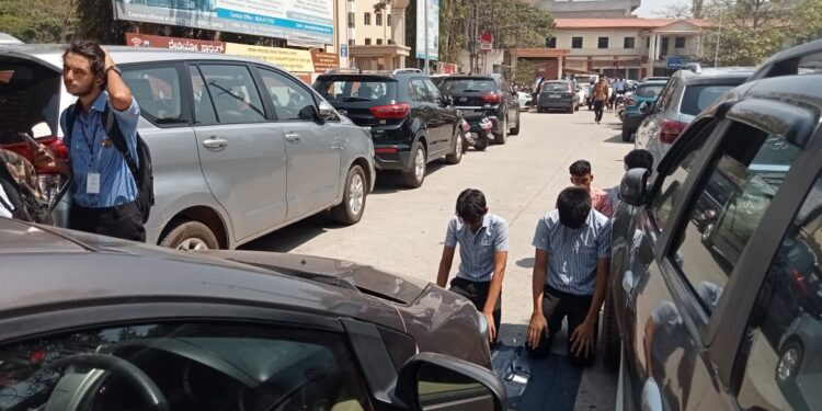 ಮಂಗಳೂರು: ರಸ್ತೆ ಮಧ್ಯೆಯೇ ನಮಾಝ್‌ : ಸಾಮಾಜಿಕ ಜಾಲತಾಣಗಳಲ್ಲಿ ವೈರಲ್ ; ವ್ಯಾಪಕ ಆಕ್ರೋಶ