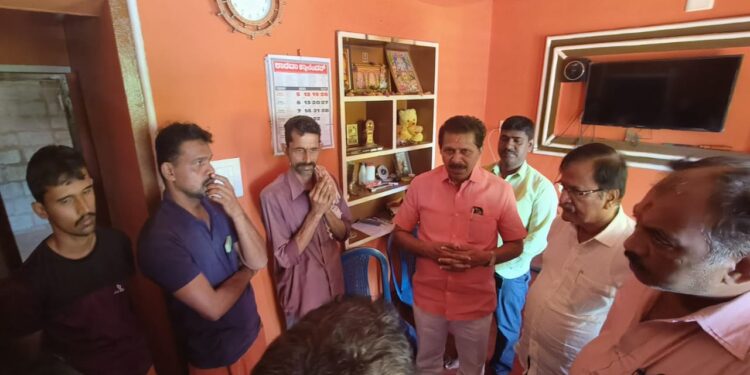 ನದಿಯಲ್ಲಿ ಈಜಲು ತೆರಳಿದ ವೇಳೆ ಮುಳುಗಿ ಮೃತಪಟ್ಟ ಯುವಕರ ಮನೆಗೆ ಶಾಸಕ ಸಂಜೀವ ಮಠಂದೂರು ಹಾಗೂ ಕ.ಪ್ರಾ. ಅಧ್ಯಕ್ಷ ಚನಿಲ ತಿಮ್ಮಪ್ಪ ಶೆಟ್ಟಿ ಭೇಟಿ
