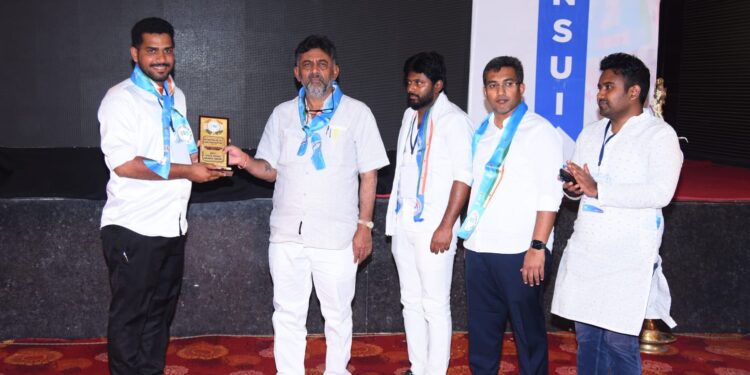 ಎನ್. ಎಸ್.ಯು.ಐ ರಾಜ್ಯ ಸಮಿತಿ ಉಪಾಧ್ಯಕ್ಷ ಫಾರೂಕ್ ಬಾಯಬೆಯವರಿಗೆ “ರಾಜ್ಯದ ಅತ್ಯುತ್ತಮ ಪದಾಧಿಕಾರಿ” ಪ್ರಶಸ್ತಿ ಪ್ರಧಾನ