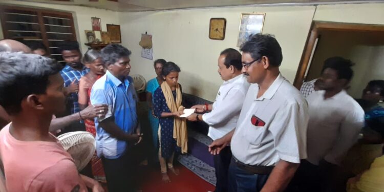 ನರಿಮೊಗರು: ಹೃದಯಾಘಾತದಿಂದ ನಿಧನರಾದ ಸುರೇಶ್ ಮನೆಗೆ ಅಶೋಕ್ ಕುಮಾರ್ ರೈ ಭೇಟಿ : ಸ್ವಾಂತನ, ಸಹಾಯಧನ ಹಸ್ತಾಂತರ