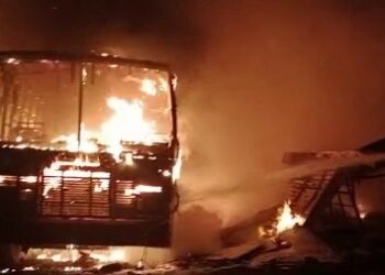 ಮಂಗಳೂರು: ಗ್ಯಾರೇಜ್ ನಲ್ಲಿ ಅಗ್ನಿ ಅವಘಡ : ಹಲವು ವಾಹನಗಳಿಗೆ ಬೆಂಕಿ..!!