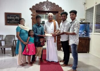 ‘ಕಲಾತಪಸ್ವಿ’ ತಂಡದಿಂದ ಅನಾರೋಗ್ಯದಿಂದಿರುವ ಮಗುವಿನ ಚಿಕಿತ್ಸೆಗೆ ಸಹಾಯಹಸ್ತ : ಡಾ. ಪ್ರಭಾಕರ್ ಭಟ್ ರವರಿಂದ ಹಸ್ತಾಂತರ