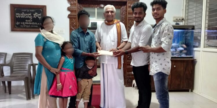 ‘ಕಲಾತಪಸ್ವಿ’ ತಂಡದಿಂದ ಅನಾರೋಗ್ಯದಿಂದಿರುವ ಮಗುವಿನ ಚಿಕಿತ್ಸೆಗೆ ಸಹಾಯಹಸ್ತ : ಡಾ. ಪ್ರಭಾಕರ್ ಭಟ್ ರವರಿಂದ ಹಸ್ತಾಂತರ