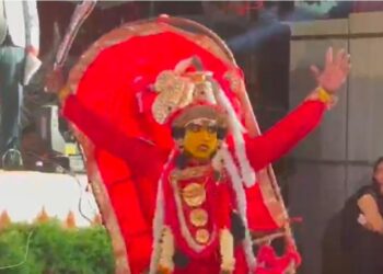 ಕಾಂತಾರದ ‘ವರಾಹ ರೂಪಂ’ ಹಾಡಿಗೆ ನೃತ್ಯ ಮಾಡುವಾಗ ವಿದ್ಯಾರ್ಥಿ ಮೇಲೆ ದೈವ ಆವಾಹನೆ..!!??