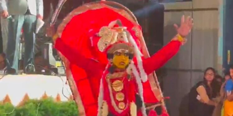 ಕಾಂತಾರದ ‘ವರಾಹ ರೂಪಂ’ ಹಾಡಿಗೆ ನೃತ್ಯ ಮಾಡುವಾಗ ವಿದ್ಯಾರ್ಥಿ ಮೇಲೆ ದೈವ ಆವಾಹನೆ..!!??