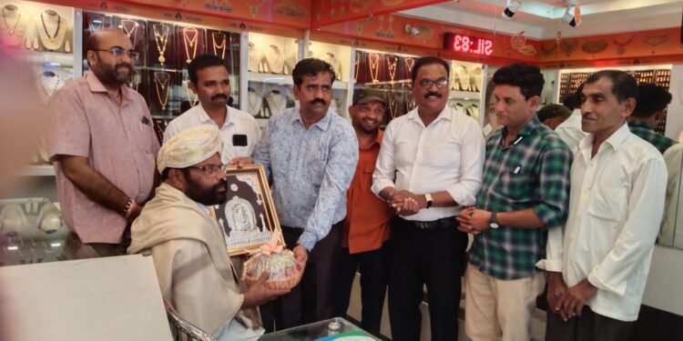 ಪುತ್ತೂರು: ಮೂಕ ಪ್ರಾಣಿಗಳಿಗೆ ಆಹಾರ ನೀಡಿ ಪ್ರೀತಿಯಿಂದ ಸಾಕುತ್ತಿರುವ ‘ರಾಜೇಶ್ ಬನ್ನೂರು’ ರವರಿಗೆ ‘ಆಶೀರ್ವಾದ ಜ್ಯುವೆಲ್ಲರ್ಸ್’ ಮಾಲಕ ‘ಮಾಧವ್ ಶೇಟ್’ ರವರಿಂದ ಗೌರವಾರ್ಪಣೆ