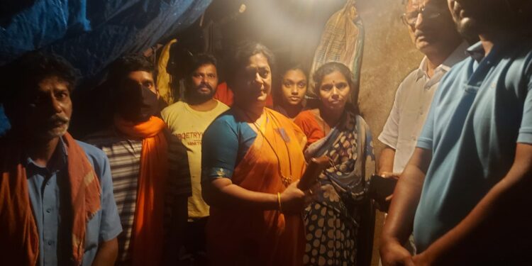 ನದಿಯಲ್ಲಿ ಈಜಲು ತೆರಳಿದ ವೇಳೆ ಮುಳುಗಿ ಮೃತಪಟ್ಟ ಯುವಕರ ಮನೆಗೆ ಕಾಂಗ್ರೆಸ್ ಮುಖಂಡೆ ದಿವ್ಯಾಪ್ರಭಾ ಗೌಡ ಭೇಟಿ