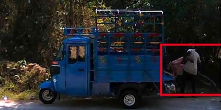 ಉಡುಪಿಯಲ್ಲೊಂದು ಅಮಾನವೀಯ ಘಟನೆ : ಸಹ ಕಾರ್ಮಿಕನ ಮೃತದೇಹವನ್ನು ರಸ್ತೆ ಬದಿ ಎಸೆದ ದುರುಳರು ; ಪೊಲೀಸ್ ವಶಕ್ಕೆ..!!