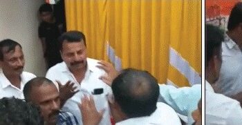 ಪುತ್ತೂರು : ಕಾಂಗ್ರೆಸ್ ಟಿಕೆಟ್ ಆಕಾಂಕ್ಷಿಗಳಾದ ಚಂದ್ರಹಾಸ್ ಶೆಟ್ಟಿ ಮತ್ತು ಹೇಮನಾಥ ಶೆಟ್ಟಿ ನಡುವೆ ಮಾತಿನ ಚಕಮಕಿ :  ಸಾಮಾಜಿಕ ಜಾಲತಾಣಗಳಲ್ಲಿ ವೀಡಿಯೋ ವೈರಲ್..!!