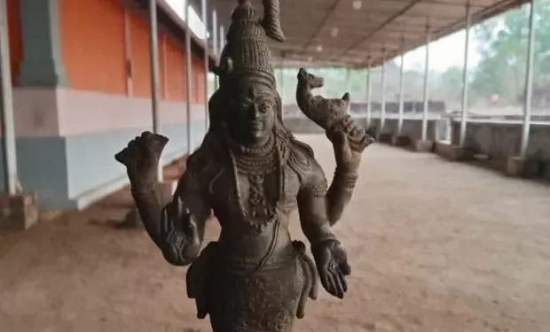 2 ವರ್ಷಗಳ ಹಿಂದೆ ಕಳವಾಗಿದ್ದ ಉತ್ಸವ ಮೂರ್ತಿ ಪತ್ತೆ : ಫುಟ್ಬಾಲ್ ಆಡುತ್ತಿದ್ದ ಮಕ್ಕಳಿಗೆ ಪೊದೆಯಲ್ಲಿ ದೊರೆಯಿತು ಪಂಚಲೋಹದ ವಿಗ್ರಹ