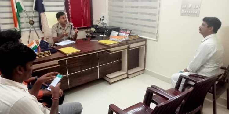 ಹಿಂದೂ ಸಂಘಟನೆ ಕಾರ್ಯಕರ್ತರ ವಿರುದ್ಧ ವಾರಂಟ್ ಜಾರಿ : ಪೊಲೀಸ್ ಅಧೀಕ್ಷಕರನ್ನು ಭೇಟಿಯಾದ ಪಿ.ಜಿ.ಜಗನ್ನಿವಾಸ್ ರಾವ್