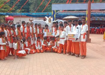 ಮೊಂಟೆತಡ್ಕ ಶ್ರೀ ದುರ್ಗಾಪರಮೇಶ್ವರಿ ದೇವರ ವರ್ಷಾವಧಿ ಜಾತ್ರೆಯ ವೇಳೆ ಬರೆಂಗಾಯದ ದೀಪಿಕಾ ರವರ ಚಿಕಿತ್ಸೆಗೆ ವಿಶೇಷ ವೇಷ ಧರಿಸಿ ಧನ ಸಂಗ್ರಹ