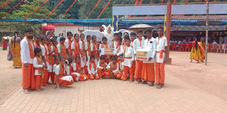 ಮೊಂಟೆತಡ್ಕ ಶ್ರೀ ದುರ್ಗಾಪರಮೇಶ್ವರಿ ದೇವರ ವರ್ಷಾವಧಿ ಜಾತ್ರೆಯ ವೇಳೆ ಬರೆಂಗಾಯದ ದೀಪಿಕಾ ರವರ ಚಿಕಿತ್ಸೆಗೆ ವಿಶೇಷ ವೇಷ ಧರಿಸಿ ಧನ ಸಂಗ್ರಹ