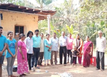 ಸೇಡಿಯಾಪು : ಆರುವಾರ ನಿವಾಸಿ ಮಹಿಳೆಯ ಮನೆಕುಸಿತ : ಗ್ರಾ.ಪಂ. ಅಧ್ಯಕ್ಷರು, ಸದಸ್ಯರು, ಬಿಜೆಪಿ ಶಕ್ತಿ ಕೇಂದ್ರದ ಅಧ್ಯಕ್ಷ ಹಾಗೂ ಕಂದಾಯ ಅಧಿಕಾರಿಗಳು ಭೇಟಿ ; ಶೀಘ್ರ ಪರಿಹಾರದ ಭರವಸೆ