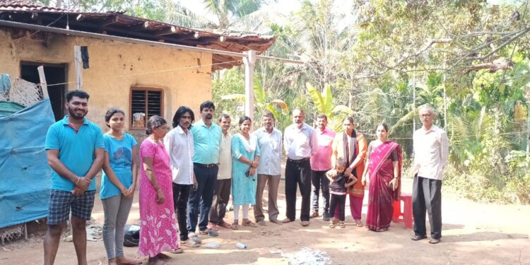 ಸೇಡಿಯಾಪು : ಆರುವಾರ ನಿವಾಸಿ ಮಹಿಳೆಯ ಮನೆಕುಸಿತ : ಗ್ರಾ.ಪಂ. ಅಧ್ಯಕ್ಷರು, ಸದಸ್ಯರು, ಬಿಜೆಪಿ ಶಕ್ತಿ ಕೇಂದ್ರದ ಅಧ್ಯಕ್ಷ ಹಾಗೂ ಕಂದಾಯ ಅಧಿಕಾರಿಗಳು ಭೇಟಿ ; ಶೀಘ್ರ ಪರಿಹಾರದ ಭರವಸೆ