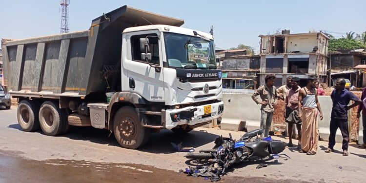 ಲಾರಿ-ಬೈಕ್ ಡಿಕ್ಕಿ : ಪರೀಕ್ಷೆ ಬರೆದು ಹಿಂತಿರುಗುತ್ತಿದ್ದ ವಿದ್ಯಾರ್ಥಿ ಮೃತ್ಯು..!!!