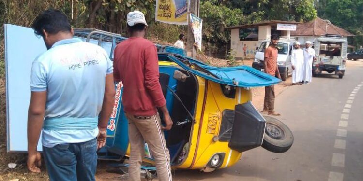 ಕುಂಬ್ರ : ಕಾರು-ಆಪೆ ರಿಕ್ಷಾ ನಡುವೆ ಡಿಕ್ಕಿ..!!!