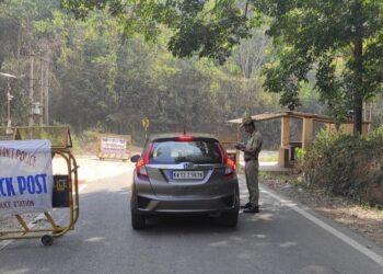 ಚುನಾವಣೆ ಸಮೀಪವಾಗುತ್ತಿದ್ದಂತೆ ಗಡಿಭಾಗಗಳಲ್ಲಿ ಕಟ್ಟೆಚ್ಚರ : ಪಾಣಾಜೆ, ಈಶ್ವರಮಂಗಲದಲ್ಲಿ ಪೊಲೀಸರಿಂದ ವಾಹನ ತಪಾಸಣೆ