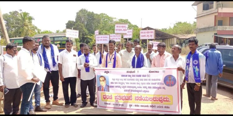 ಕಡಬ: ಕ. ರಾಜ್ಯ ದಲಿತ ಸಂಘರ್ಷ ಸಮಿತಿಯ ನೇತೃತ್ವದಲ್ಲಿ ಹಾಗೂ ಇತರ ದಲಿತಪರ ಸಂಘಟನೆಗಳ ಸಹಯೋಗದೊಂದಿಗೆ ಧರಣಿ ಪ್ರತಿಭಟನೆ
