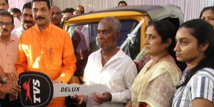 ಮಂಗಳೂರು: ಕುಕ್ಕರ್ ಸ್ಫೋಟ ಪ್ರಕರಣ: ಚಾಲಕ ಪುರುಷೋತ್ತಮ ಪೂಜಾರಿ ರವರಿಗೆ ರಿಕ್ಷಾ ಹಸ್ತಾಂತರ