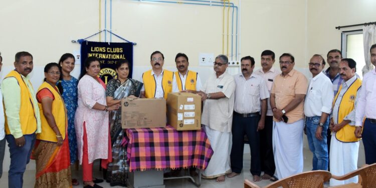 ವಿಟ್ಲ: ಲಯನ್ಸ್ ಕ್ಲಬ್ ವತಿಯಿಂದ ವಿಟ್ಲ ಸಮುದಾಯ ಆಸ್ಪತ್ರೆಗೆ ಕಂಪ್ಯೂಟರ್ ಕೊಡುಗೆ