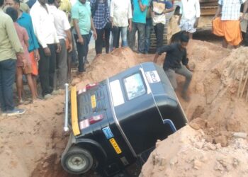 ಕಲ್ಲಡ್ಕ : ಫ್ಲೈ ಓವರ್ ಕಾಮಗಾರಿ ಹೊಂಡಕ್ಕೆ ಬಿದ್ದ ಆಟೋ ರಿಕ್ಷಾ..!!!