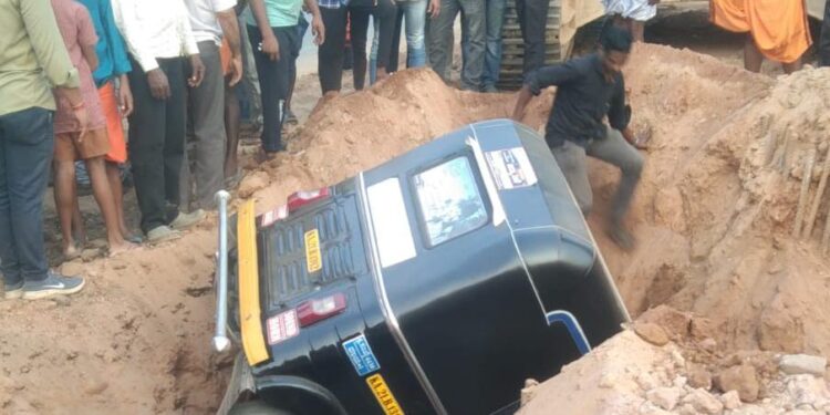 ಕಲ್ಲಡ್ಕ : ಫ್ಲೈ ಓವರ್ ಕಾಮಗಾರಿ ಹೊಂಡಕ್ಕೆ ಬಿದ್ದ ಆಟೋ ರಿಕ್ಷಾ..!!!