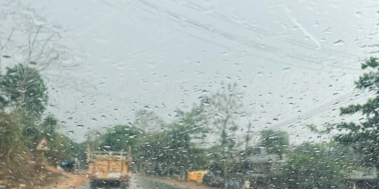 ಕಾದ ಕೆಂಡದಂತಾಗಿದ್ದ ಕರಾವಳಿಗೆ ತಂಪೆರೆದ ಮಳೆರಾಯ : ಕಬಕ, ನೇರಳಕಟ್ಟೆ ಭಾಗಗಳಲ್ಲಿ ವರ್ಷಧಾರೆ