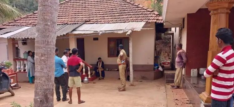 ವಿಟ್ಲ ಮೂಲದ ವ್ಯಕ್ತಿ ಮಂಗಳೂರಿನ ಸಂಬಂಧಿಕರ ಮನೆಯಲ್ಲಿ ಪೆಟ್ರೋಲ್ ಸುರಿದು ಬೆಂಕಿ ಹಚ್ಚಿಕೊಂಡು ಆತ್ಮಹತ್ಯೆ..!!!