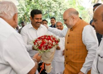 ಬಿ.ವೈ. ವಿಜಯೇಂದ್ರ ಕೈಯಿಂದ ಹೂಗುಚ್ಛ ಸ್ವೀಕರಿಸಿ ಬೆನ್ನು ತಟ್ಟಿದ ಅಮಿತ್ ಶಾ : ಮರಿ ರಾಜಾಹುಲಿಗೆ ಬಿಜೆಪಿ ಚಾಣಕ್ಯನ ಒಲವು..!!??