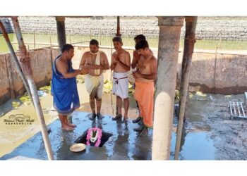ಪುತ್ತೂರು : ಶ್ರೀ ಮಹಾಲಿಂಗೇಶ್ವರ ದೇವಸ್ಥಾನದ ಕೆರೆಯಲ್ಲಿರುವ ವರುಣ ದೇವರ ವಿಗ್ರಹಕ್ಕೆ ಪೂಜೆ