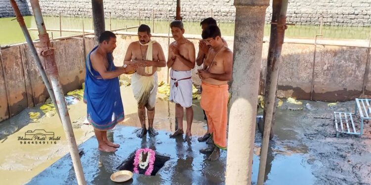 ಪುತ್ತೂರು : ಶ್ರೀ ಮಹಾಲಿಂಗೇಶ್ವರ ದೇವಸ್ಥಾನದ ಕೆರೆಯಲ್ಲಿರುವ ವರುಣ ದೇವರ ವಿಗ್ರಹಕ್ಕೆ ಪೂಜೆ