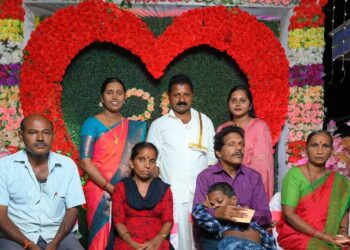 ನೊಂದವರ ಬಾಳಿಗೆ ಆಪ್ತರಕ್ಷಕನಾದ ‘ಆಟೋಚಾಲಕ’ : 25ನೇ ವರ್ಷದ ವಿವಾಹ ವಾರ್ಷಿಕೋತ್ಸವದ ಸಂಭ್ರಮದ ವೇಳೆ ಬಡಕುಟುಂಬಗಳಿಗೆ ಸಹಾಯಹಸ್ತ