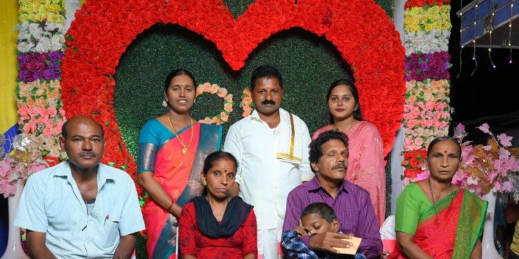ನೊಂದವರ ಬಾಳಿಗೆ ಆಪ್ತರಕ್ಷಕನಾದ ‘ಆಟೋಚಾಲಕ’ : 25ನೇ ವರ್ಷದ ವಿವಾಹ ವಾರ್ಷಿಕೋತ್ಸವದ ಸಂಭ್ರಮದ ವೇಳೆ ಬಡಕುಟುಂಬಗಳಿಗೆ ಸಹಾಯಹಸ್ತ