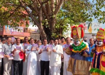 ಪುತ್ತೂರು : ಮಹತೋಭಾರ ಶ್ರೀ ಮಹಾಲಿಂಗೇಶ್ವರ ದೇವಸ್ಥಾನದ ಜಾತ್ರಾಮಹೋತ್ಸವದ ಆಮಂತ್ರಣ ಪತ್ರ ಮೆರವಣಿಗೆ ಮೂಲಕ ಪೇಟೆಯಲ್ಲಿ ವಿತರಣೆ
